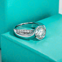 Round Brilliant Cut Twisted Lab Grown Diamond Ring for Women